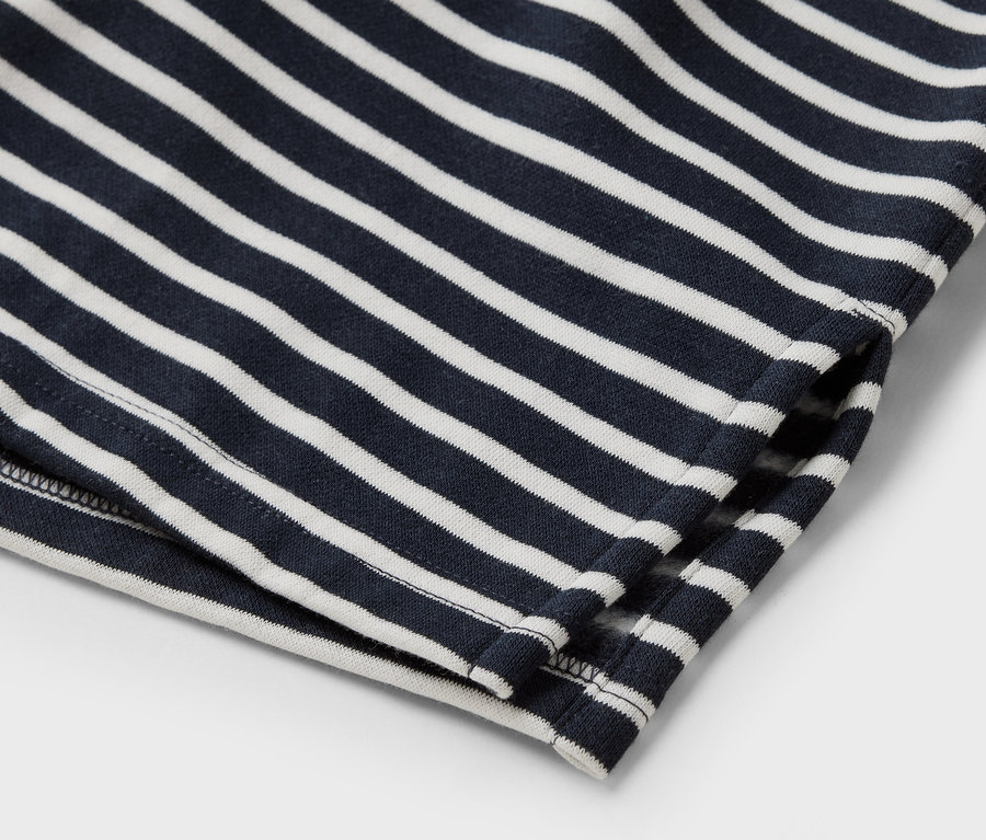 Gros plan d'un vêtement rayé bleu et blanc.