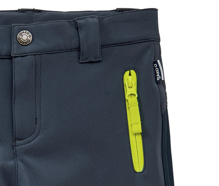Détail d'un pantalon bleu avec une fermeture éclair vert néon sur la poche.