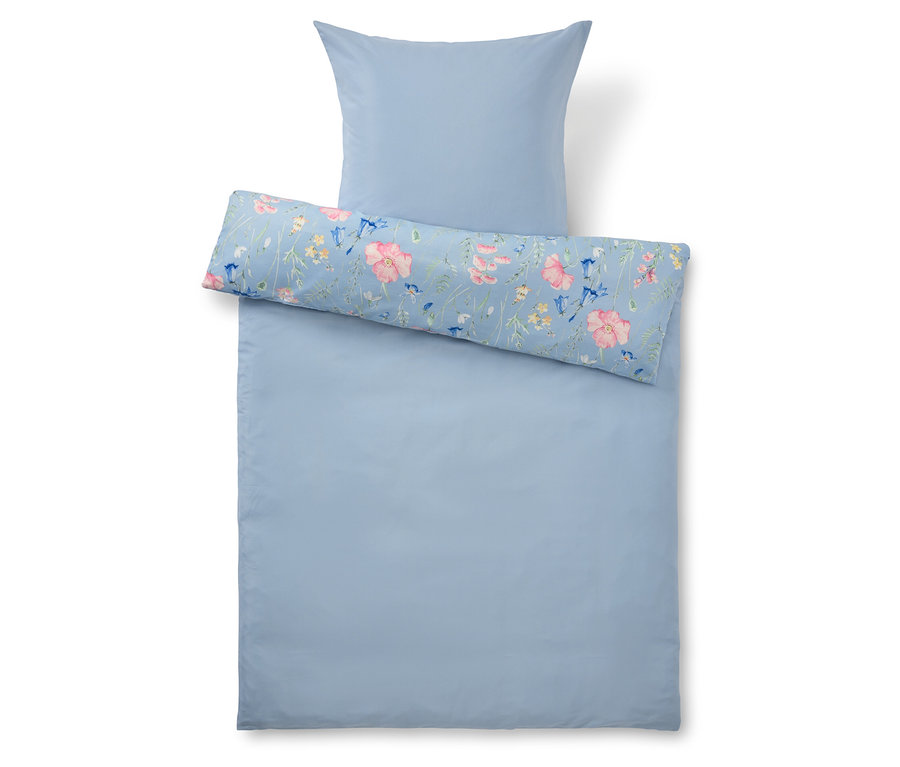 Vue de dessus d'un ensemble de literie bleu clair avec une taie d'oreiller à motifs floraux.
