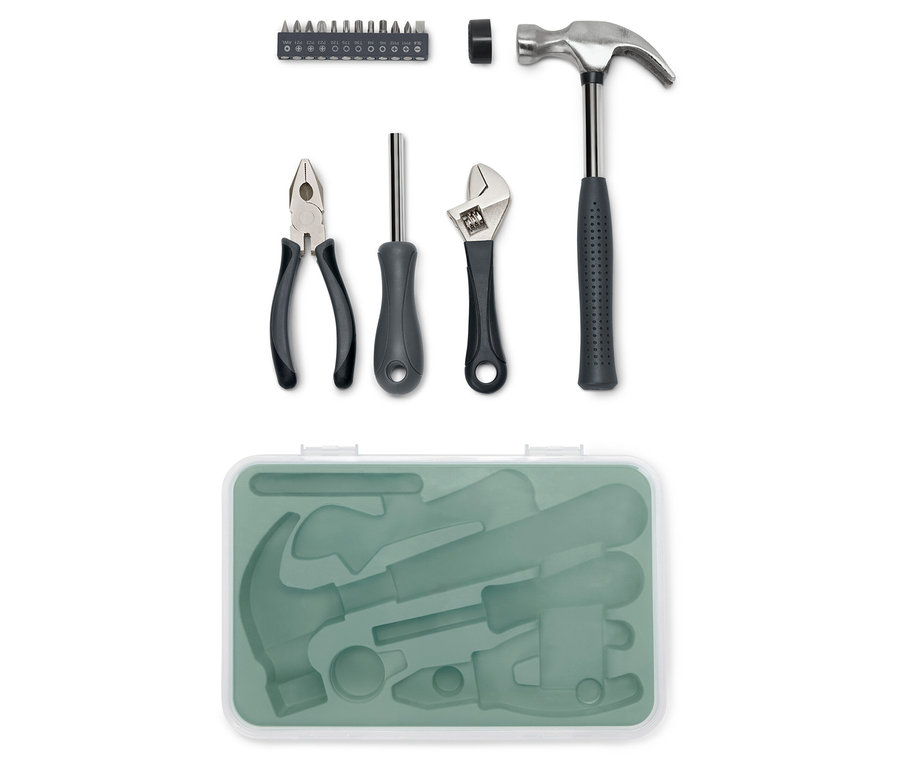 Kit d'outils avec marteau, pince, tournevis et clé à molette.