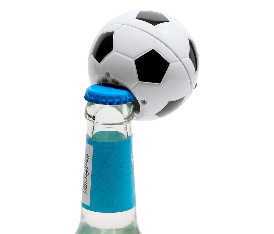 Un décapsuleur en forme de ballon de football ouvre une bouteille avec un bouchon bleu.