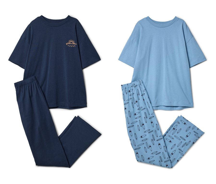 Deux ensembles de pyjama sont posés sur un fond blanc. L'ensemble de gauche est bleu marine avec un petit motif de lever de soleil orange sur le haut. L'ensemble de droite est bleu clair avec un motif de planches de surf sur le pantalon.