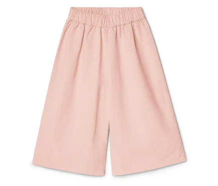 Une culotte rose avec une taille élastique posée sur un fond blanc.