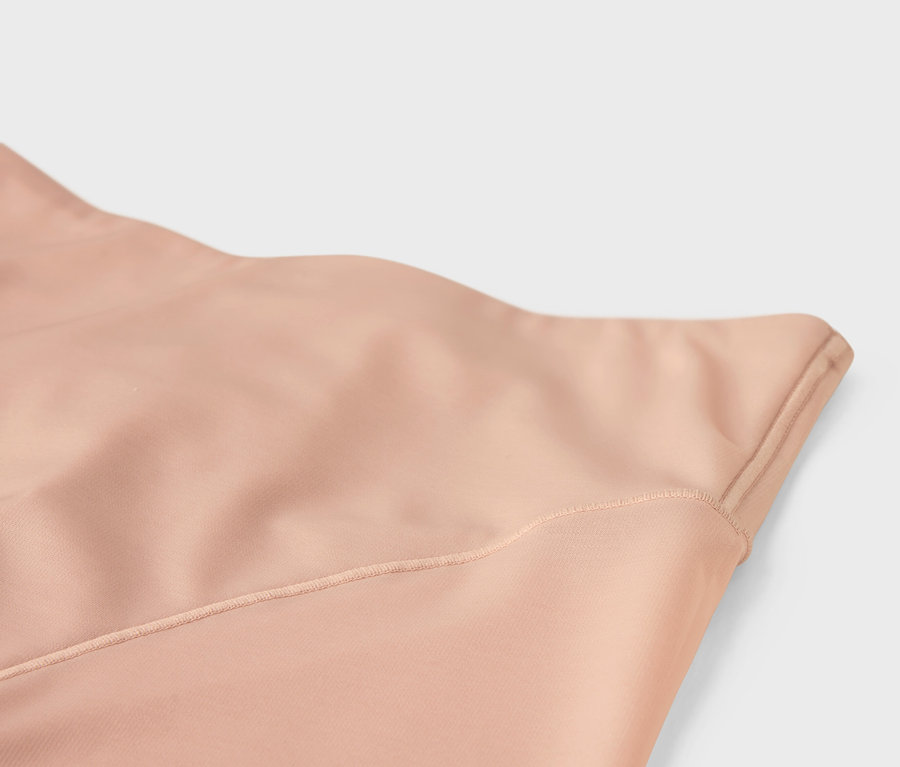 Gros plan d'un tissu beige avec une couture.