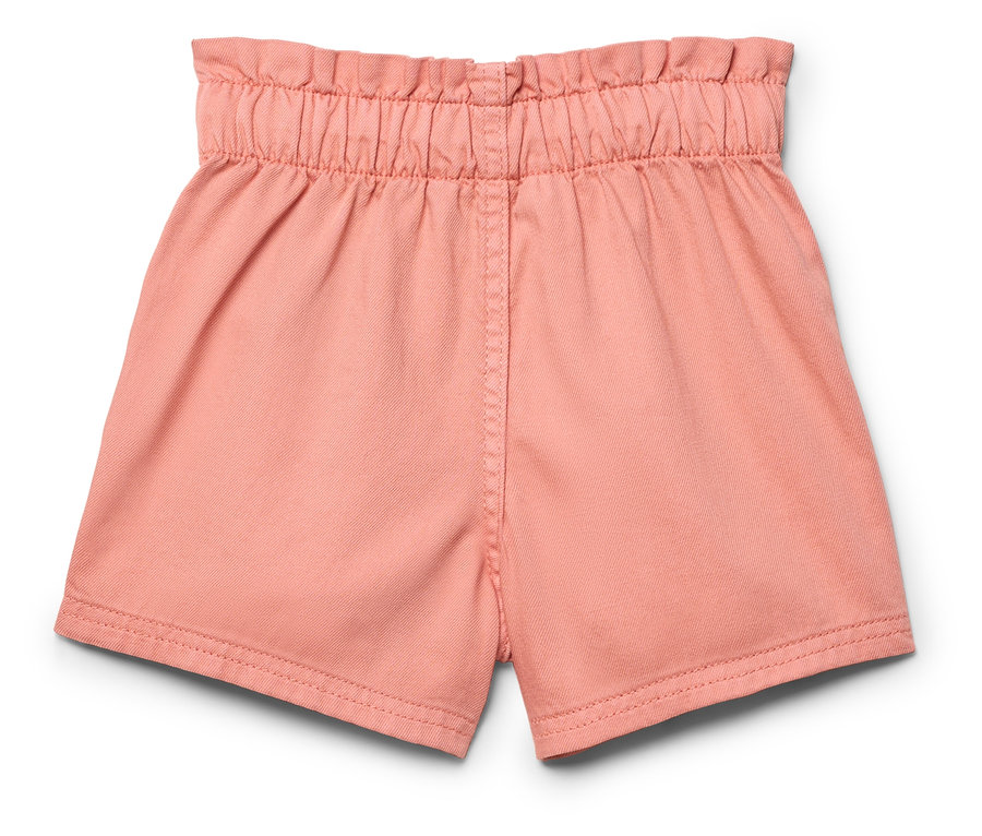 Gros plan sur un short corail avec une taille élastique.