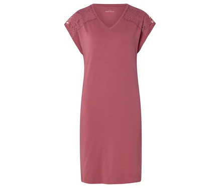 Une robe rose EVERY-BODY avec un col en V et des détails en dentelle sur les épaules.