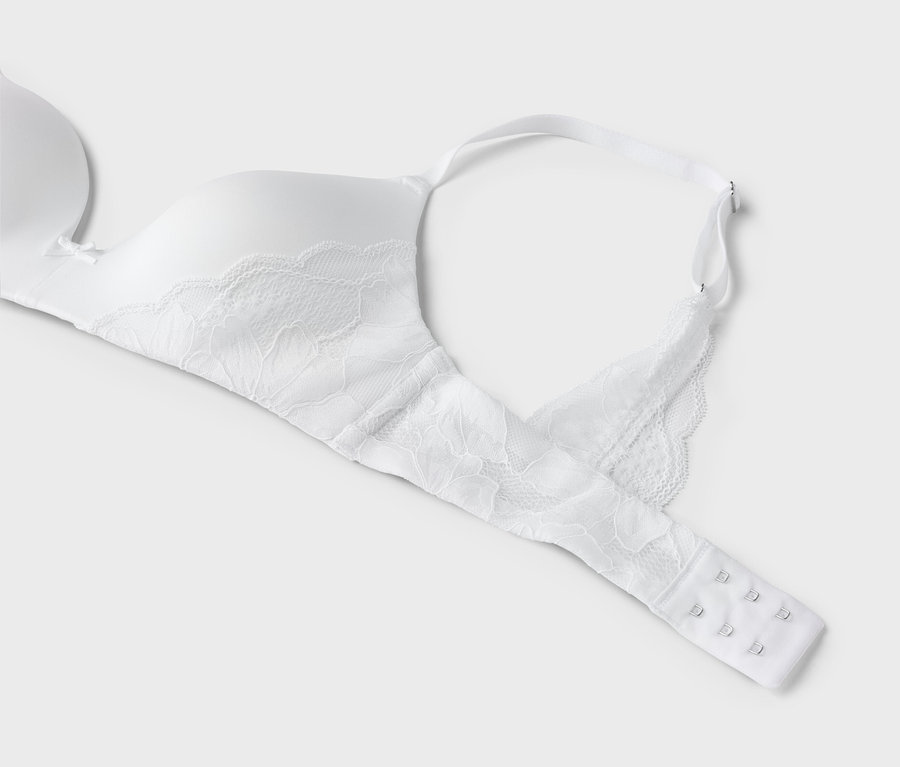 Gros plan d'un soutien-gorge blanc avec de la dentelle
