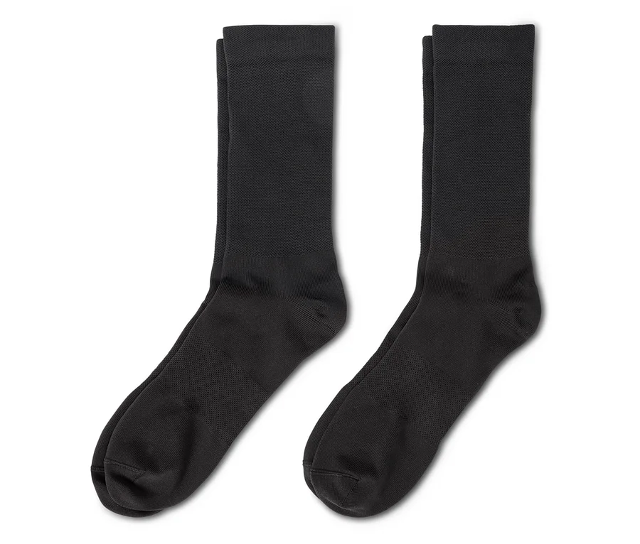 Deux chaussettes noires côte à côte sur fond blanc.