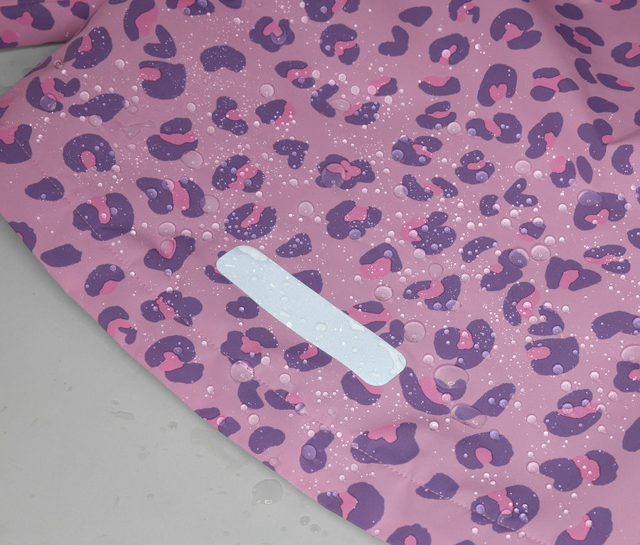 Gros plan d'un tissu rose à motif léopard violet avec des gouttes d'eau et une bande réfléchissante blanche.