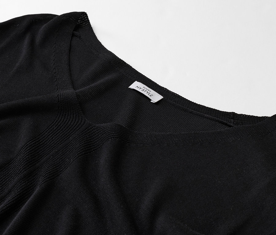 Gros plan sur un pull en tricot noir à col en V.