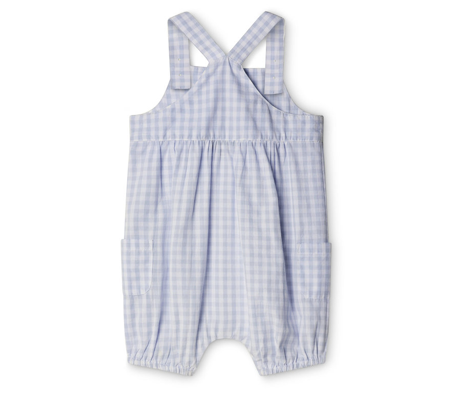 Une barboteuse à carreaux bleu clair et blanc pour bébé est posée sur un fond blanc.