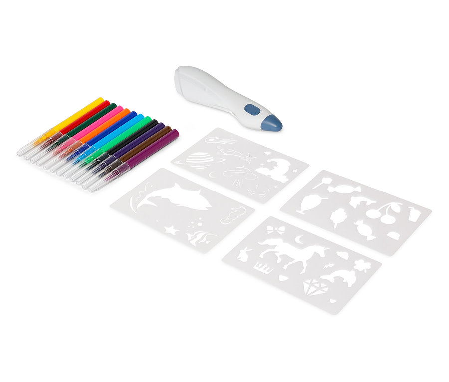 Des stylos, un stylo 3D et des pochoirs sont posés sur un fond blanc.