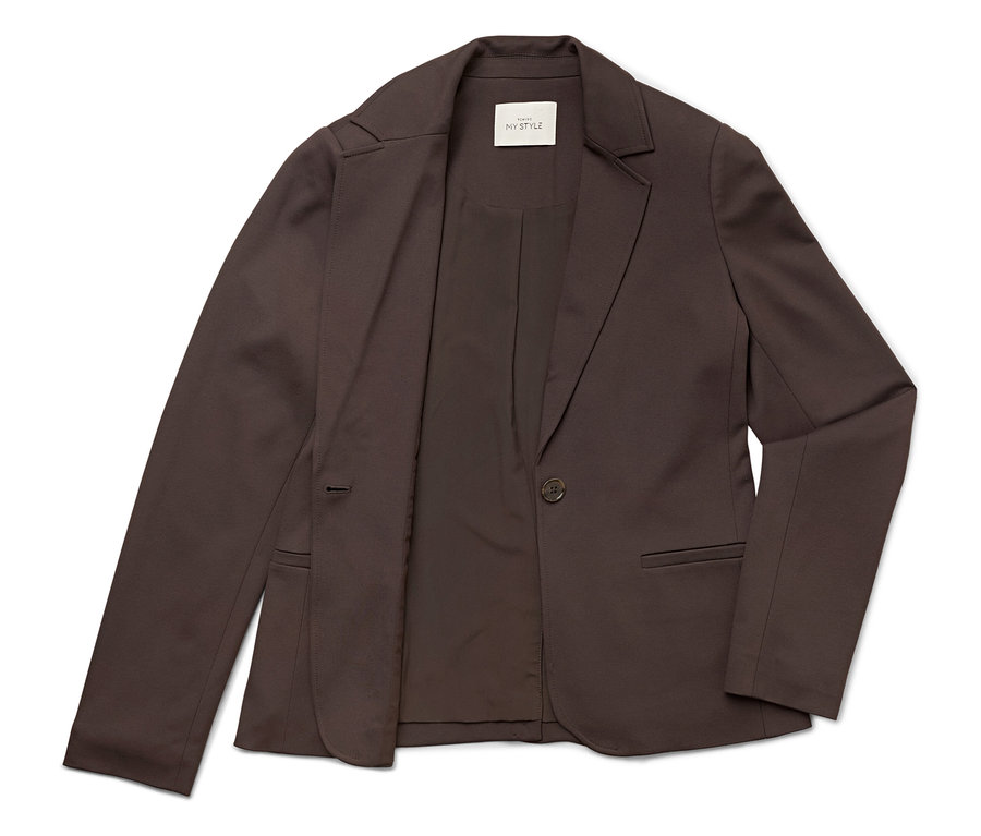 Un blazer marron foncé ouvert posé sur un fond blanc.