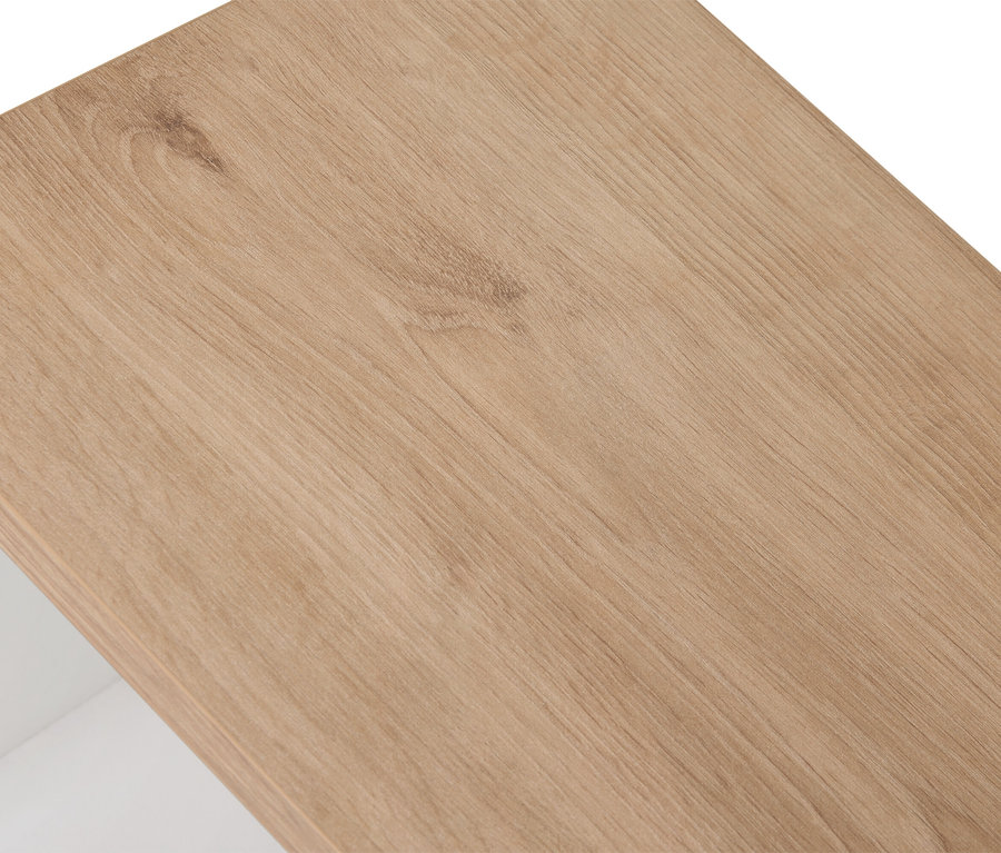 Gros plan d'un dessus de table en bois brun clair avec grain et un bord blanc.