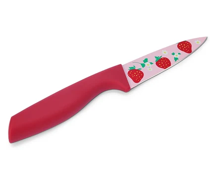 Un couteau de cuisine avec un motif de fraises sur la lame et un manche rouge est posé sur un fond blanc.