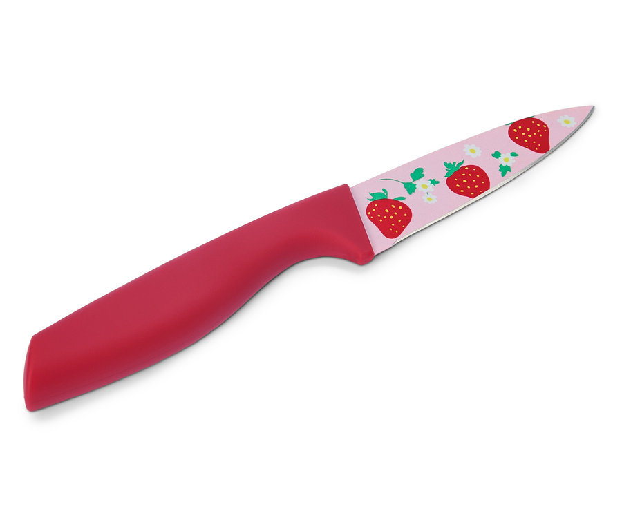 Un couteau de cuisine avec un motif de fraises sur la lame et un manche rouge est posé sur un fond blanc.