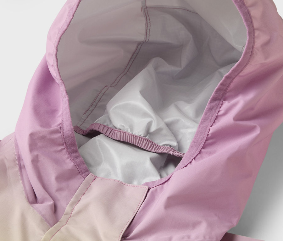 Gros plan sur la capuche d'un imperméable violet avec une doublure blanche.