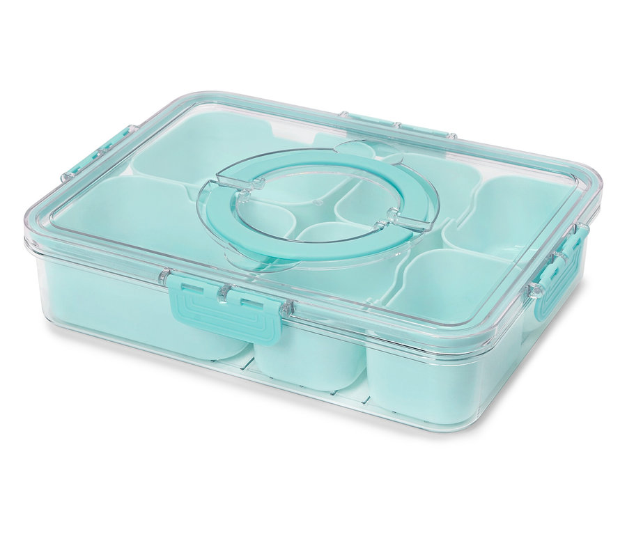 Une boîte à lunch bleu clair avec un couvercle transparent et plusieurs compartiments sur un fond blanc.