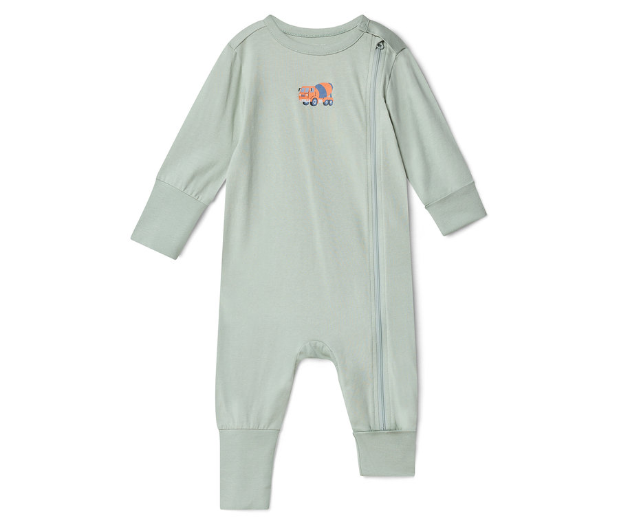 Une grenouillère de bébé vert clair avec des manches longues et une fermeture éclair sur le côté. Il y a une petite illustration d'une bétonnière orange sur la poitrine.