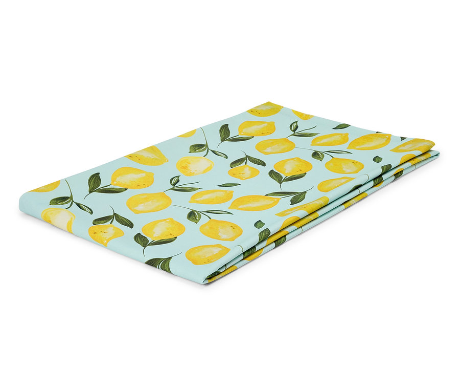 Un tissu bleu clair plié avec un motif de citrons jaunes et de feuilles vertes repose sur un fond blanc.