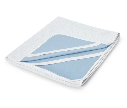 Couverture pour bébé pliée, à motifs bleu clair et blanc, avec bordure blanche.