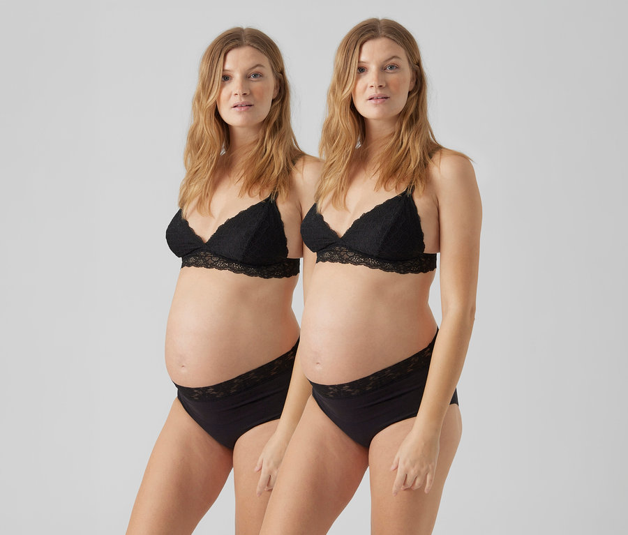 Deux femmes enceintes portant des lots de 2 culottes MAMALICIOUS «
MLHEAL » noires et des soutiens-gorge en dentelle noirs.