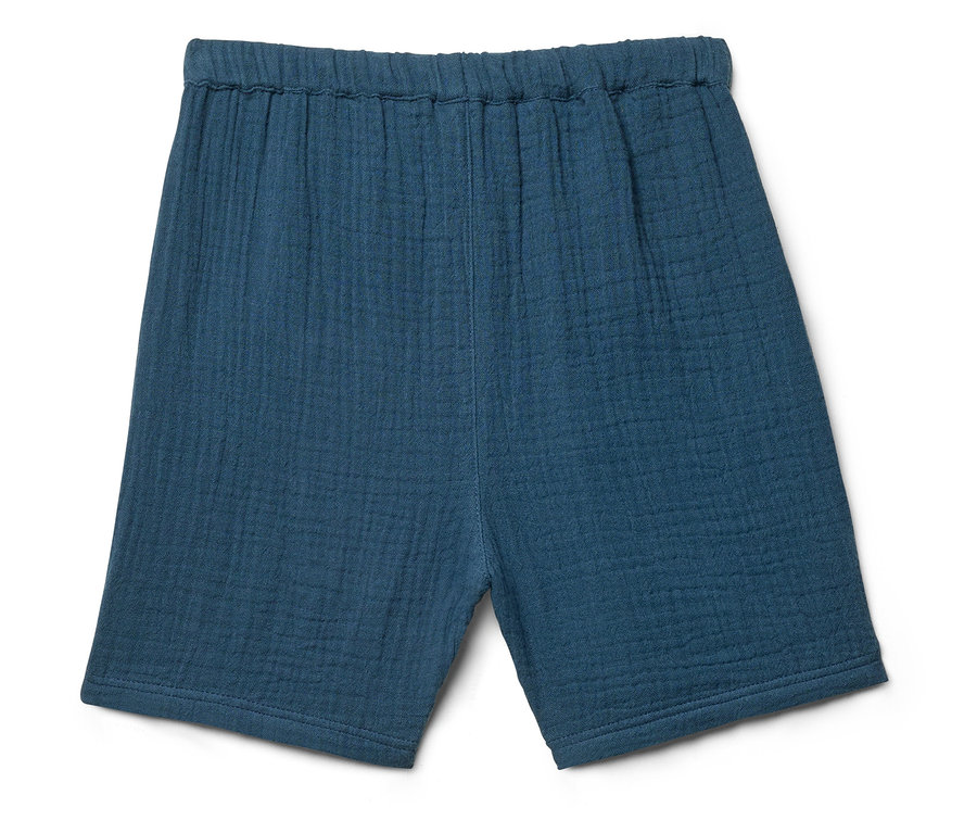 Un short bleu avec une taille élastique est posé sur un fond blanc.