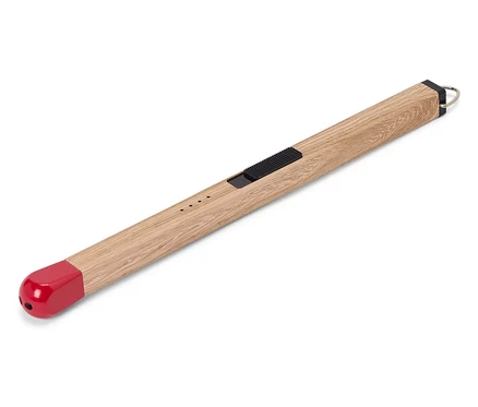 Un briquet en forme d'allumette avec une tête rouge et un bouton coulissant est disposé en diagonale sur un fond blanc.