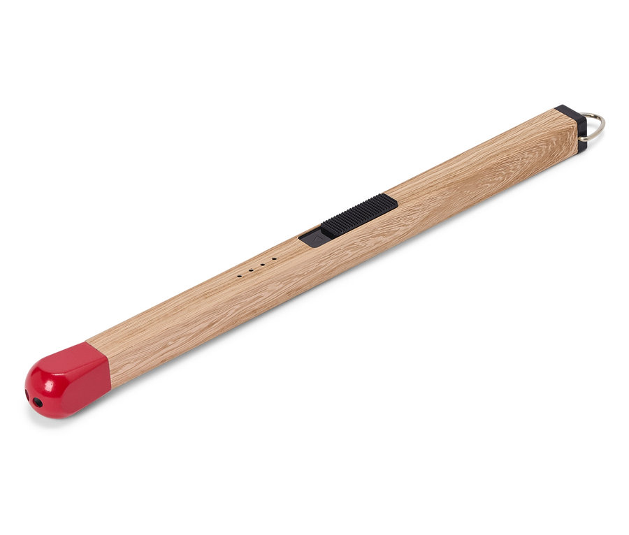 Un briquet en forme d'allumette avec une tête rouge et un bouton coulissant est disposé en diagonale sur un fond blanc.