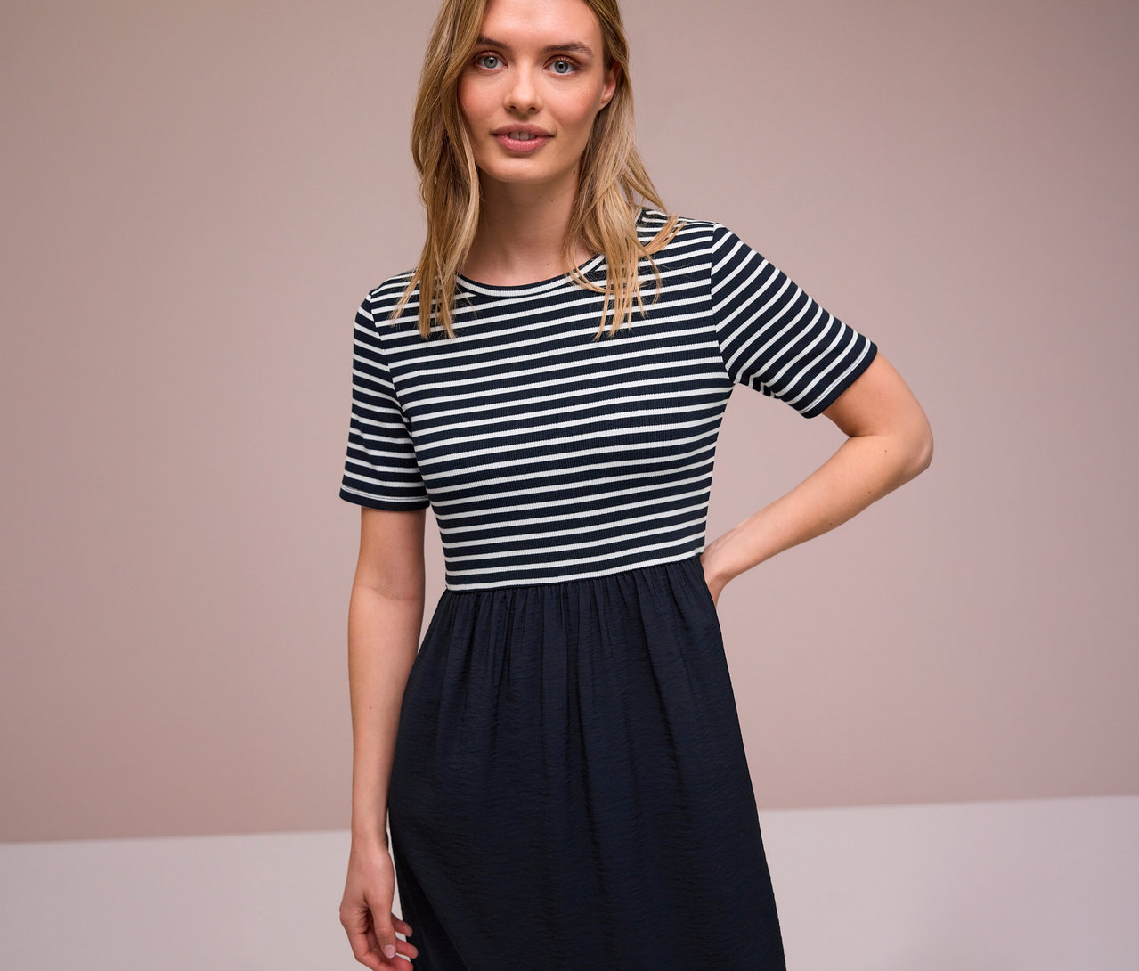 Femme portant une robe Street One rayée à manches courtes et jupe foncée.