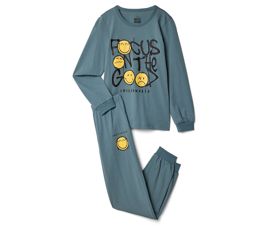 Un pyjama pour enfant SMILEYWORLD® de couleur pétrole, posé à plat. Le haut à manches longues présente un motif noir et jaune « FOCUS ON THE GOOD » avec des smileys et le texte « SMILEYWORLD ». Le pantalon long assorti a un smiley jaune et le texte « SMILEYWORLD » sur la jambe gauche.