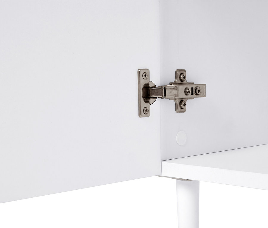 Gros plan d'une armoire avec une charnière argentée.