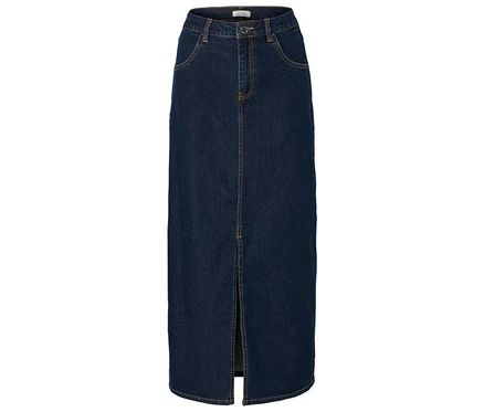 Une longue jupe en jean bleu marine avec une fente sur fond blanc.