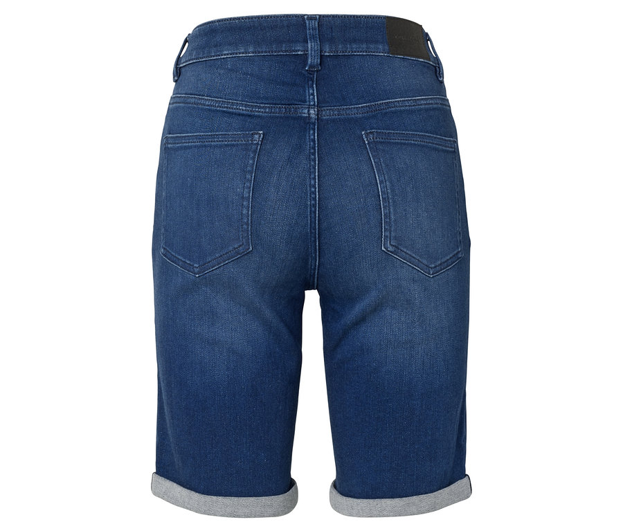 Vue arrière d'un short en jean bleu foncé avec un ourlet retroussé.