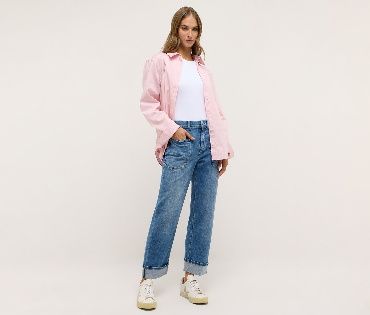 Femme portant une chemise rose et un jean Angels Denim « Liberta » posant.