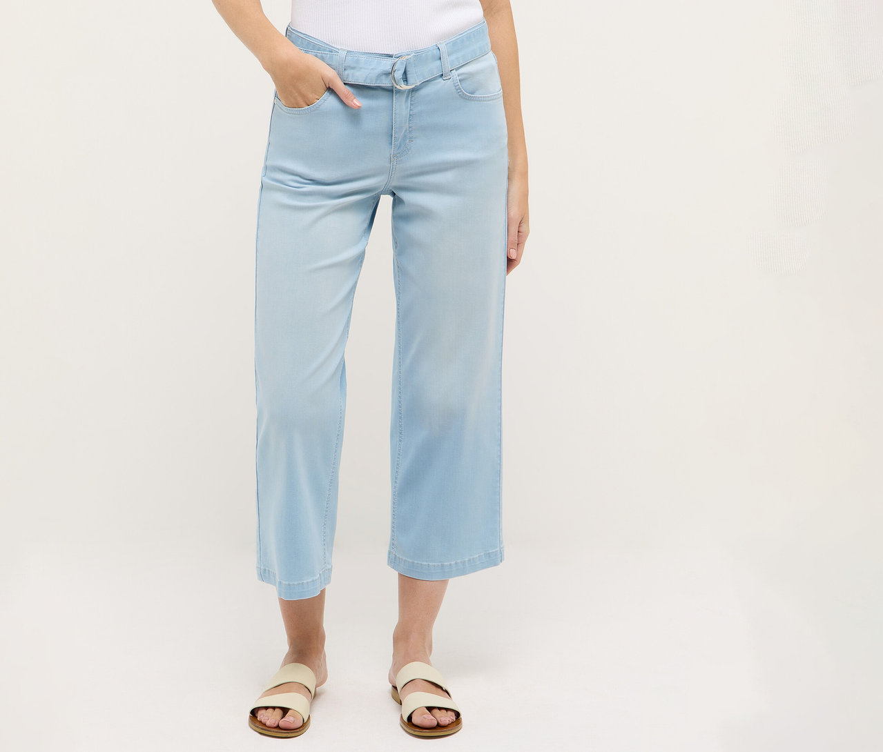 Personne portant un jean cropped Angels Denim « Linn City » bleu délavé.