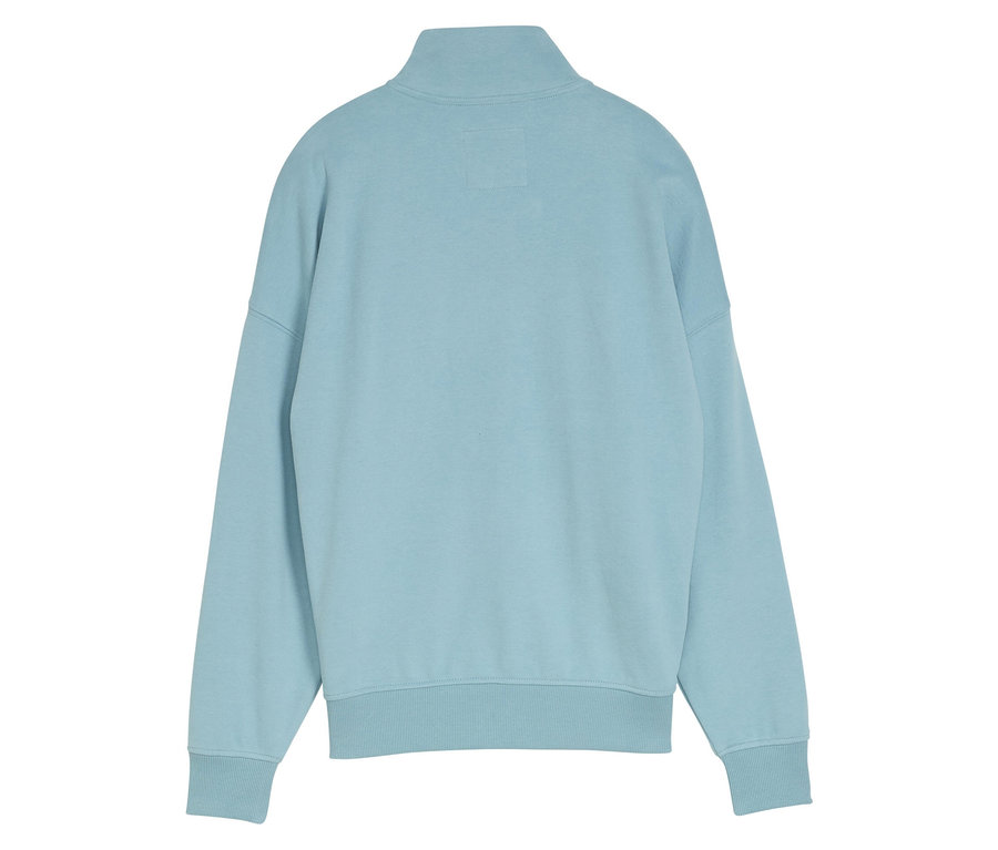 Pull bleu clair avec un demi-zip au col, vue de dos.