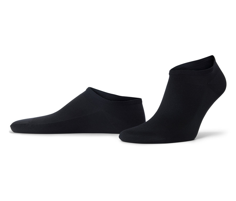 Deux chaussettes noires posées sur un fond blanc.