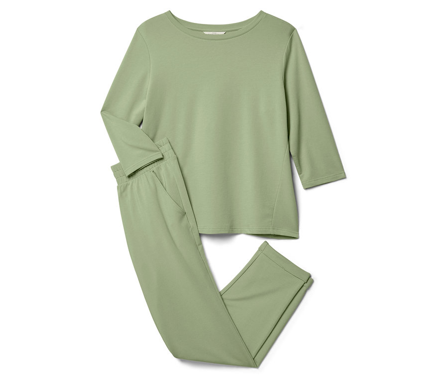 Un pyjama vert clair composé d'un haut à manches longues et d'un pantalon est posé sur un fond blanc.