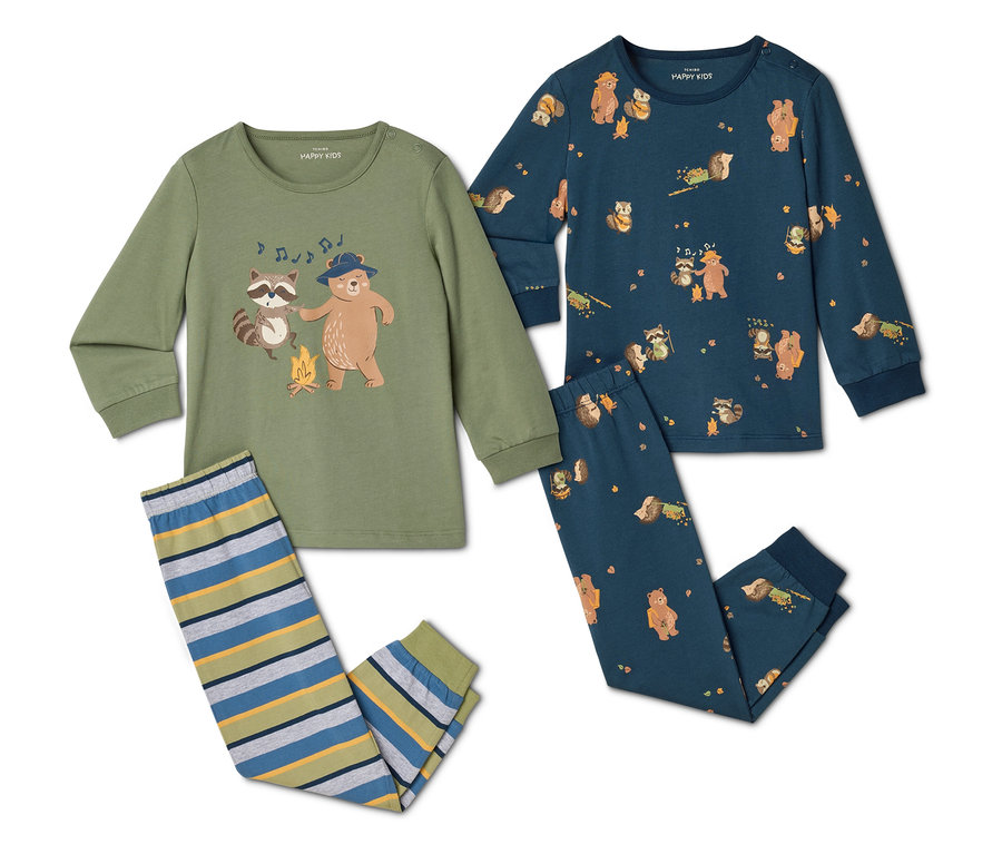 Deux ensembles de pyjamas sont posés sur un fond blanc. L'un est vert olive avec des motifs d'ours et de ratons laveurs, l'autre bleu marine avec des motifs d'animaux.