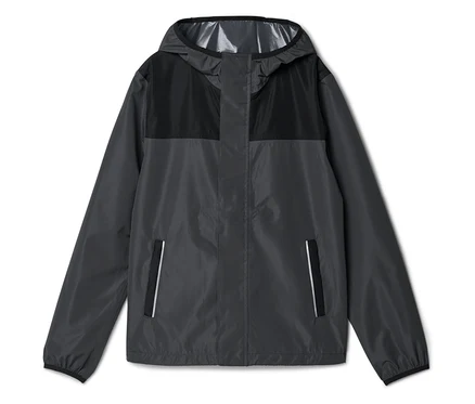 Imperméable gris à capuche avec empiècements noirs sur le haut et sur la capuche.