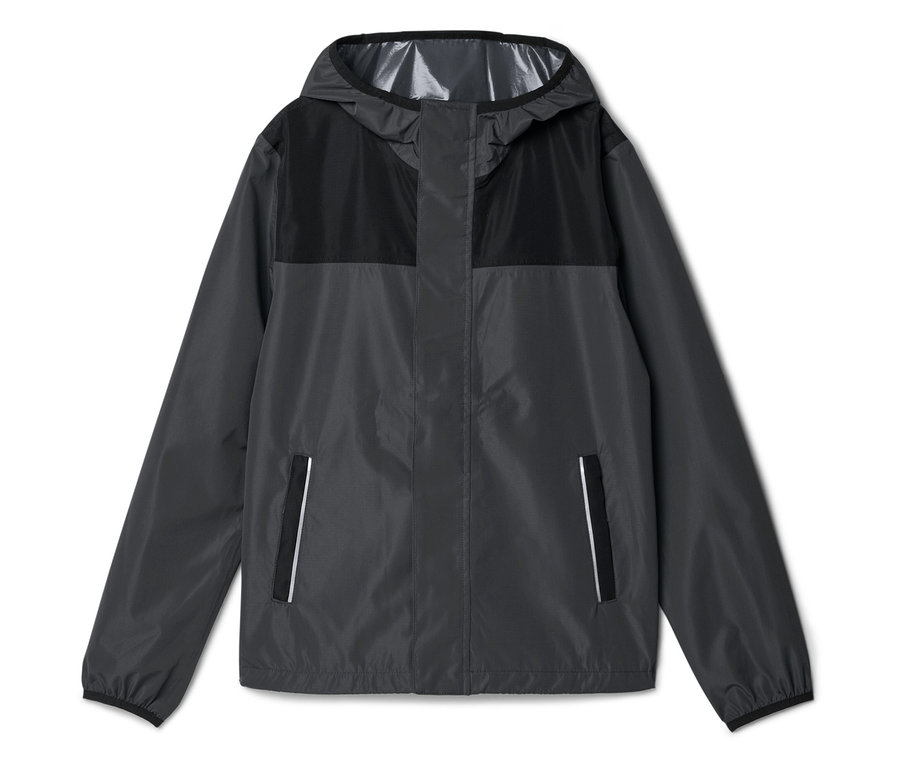 Imperméable gris à capuche avec empiècements noirs sur le haut et sur la capuche.