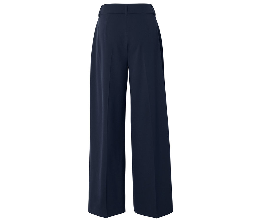 Pantalon large en tissu bleu marine avec passants de ceinture et jambe droite.