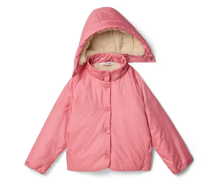 Veste enfant rose avec capuche et doublure en fausse fourrure crème. Elle a une fermeture boutonnée avec des boutons roses assortis et est matelassée.
