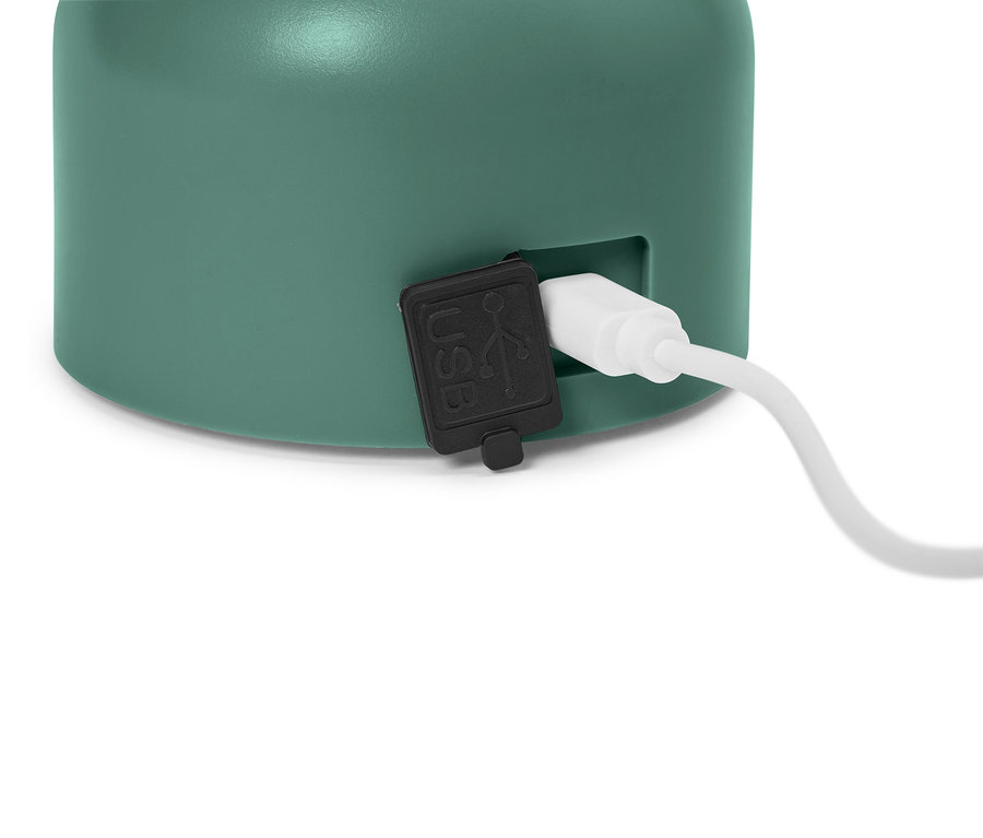 Gros plan d'un appareil vert menthe avec un câble USB branché.