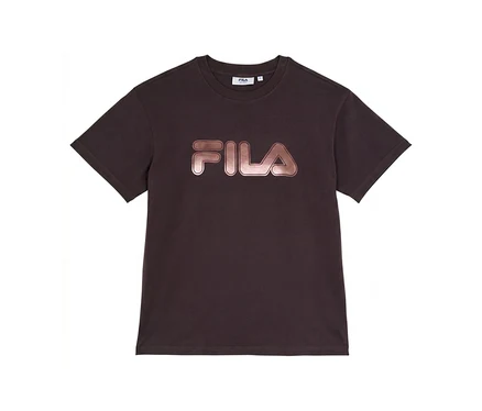 T-shirt marron foncé à manches courtes avec un logo FILA métallisé or rose sur la poitrine.