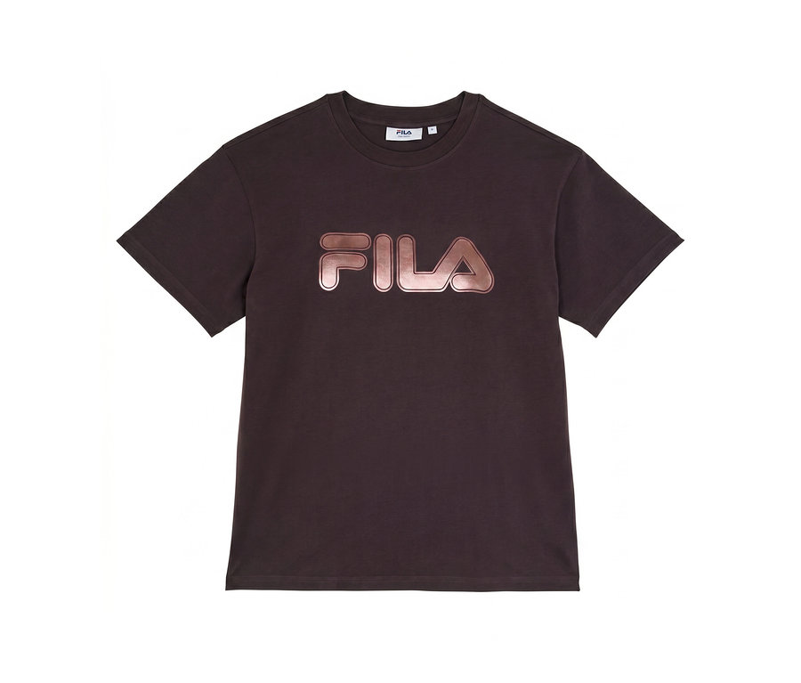 T-shirt marron foncé à manches courtes avec un logo FILA métallisé or rose sur la poitrine.