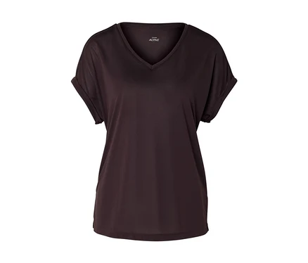 T-shirt marron foncé à col en V avec des manches courtes retroussées.