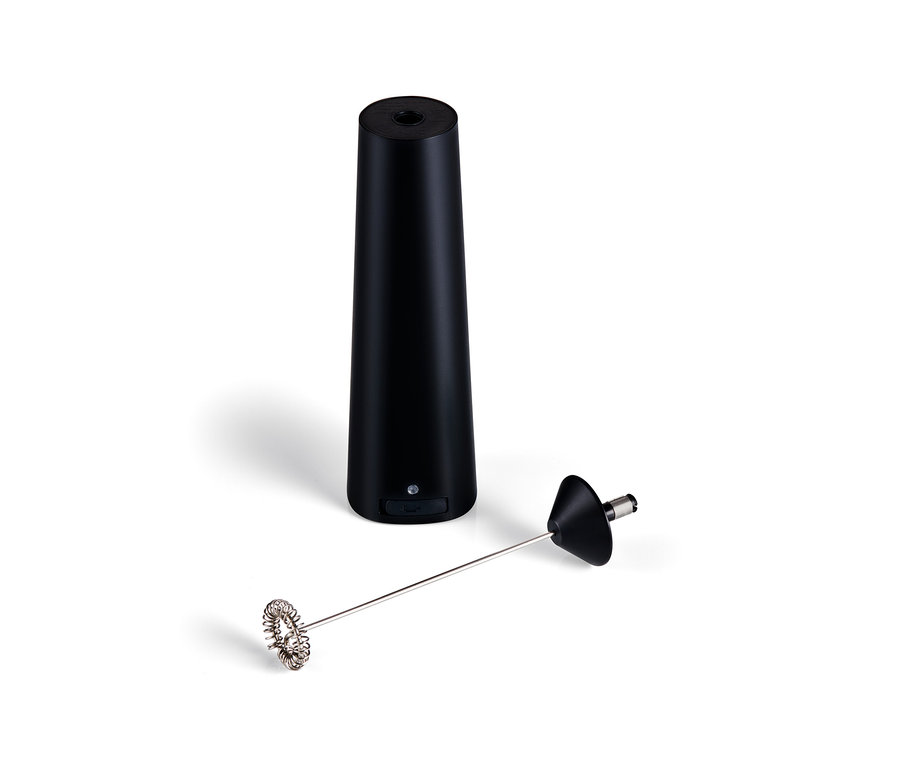 Mousseur à lait à batterie rechargeable noir avec fouet.