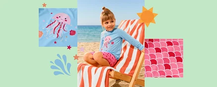 Une jeune fille aux cheveux attachés en chignon est assise sur une chaise de plage rayée sur une plage de sable. Elle porte un haut à manches longues bleu clair avec un imprimé méduse rose et un short rose à motif écailles. Deux encarts montrent des gros plans de l'imprimé méduse et du motif écailles rose.